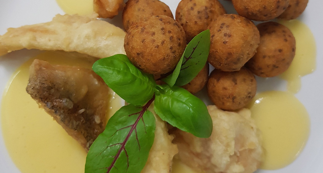 Smuđ u tempuri s umakom od traminca  i kroketima od chia sjemenki