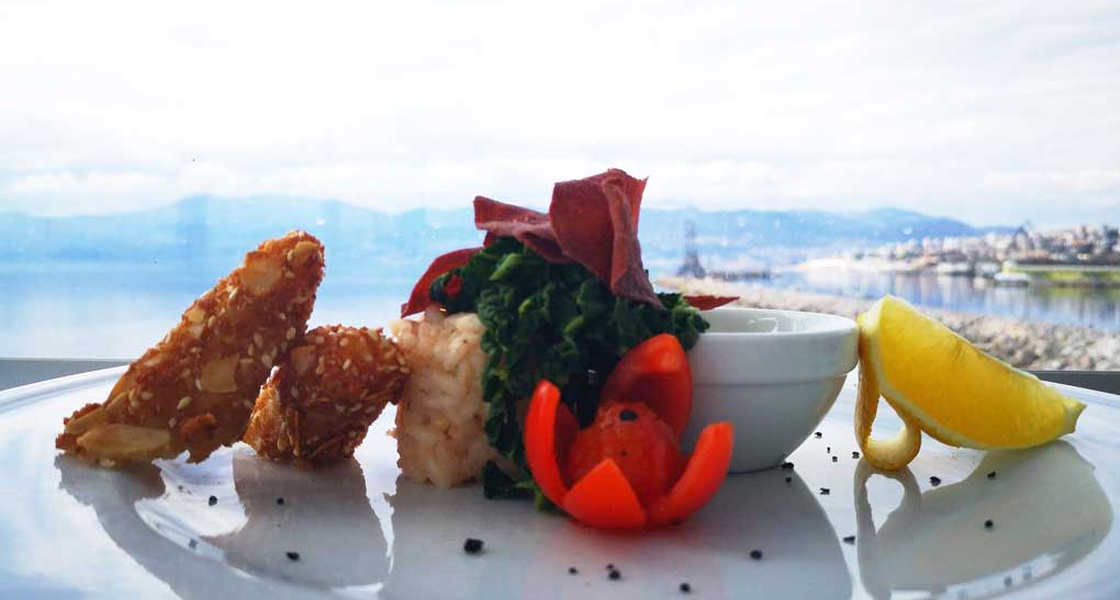 Pohana grdobina na podlozi od pikantnog rižota  s kozicama i kelj sa žara