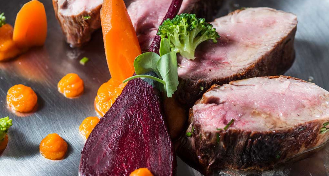 Teleći file s pireom od buče i ciklom