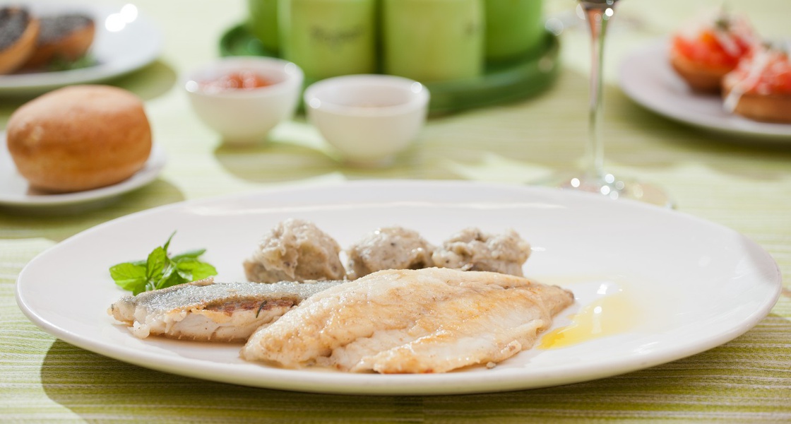 File orade s mentom i ružmarinom na pjenici od tartufa