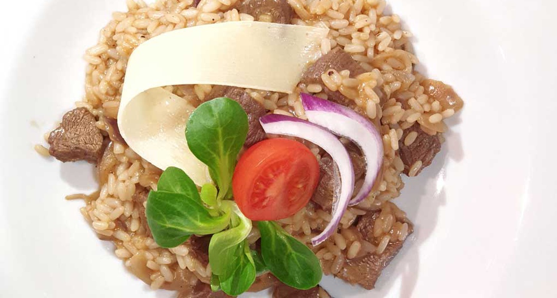 Rižoto od bifteka s karameliziranim ljubičastim lukom