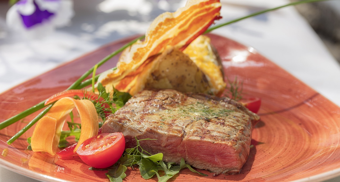 Striploin (odležan 18 dana) s lošinjskim biljem i punjenim krumpirom