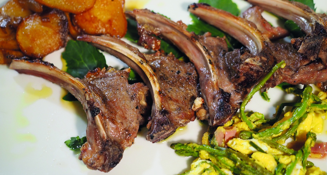 Janjeći kotleti s fritajom od šparoga