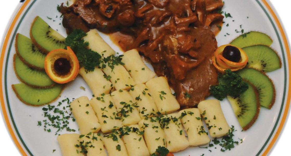 Odresci jelena lopatara u laganom umaku s lisičarkama