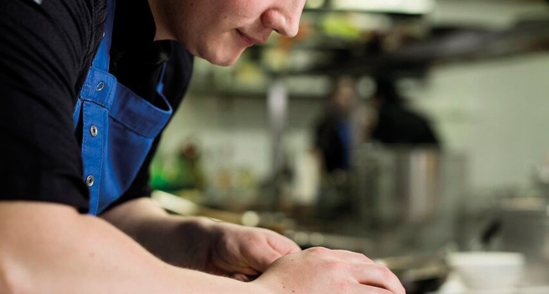 Domaća tjestenina bigoli s mladim špinatom i pecorinom