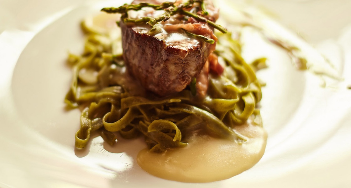 Goveđa pisanica s tjesteninom i šparogama