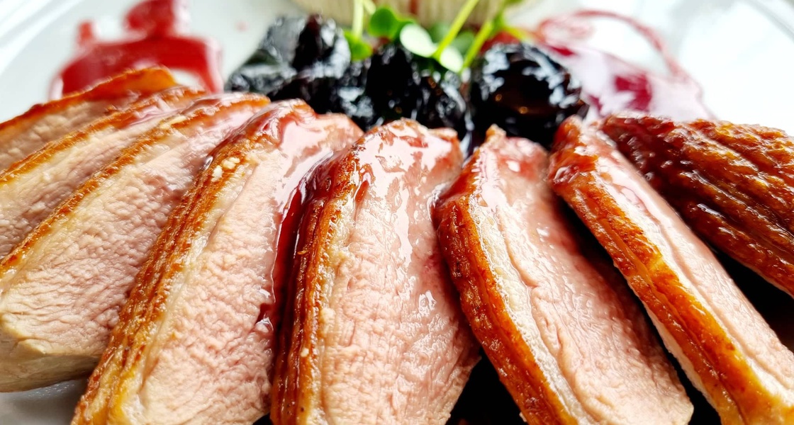 Pačja prsa u aromatičnom umaku od crnog vina i sušenih šljiva sa skutom